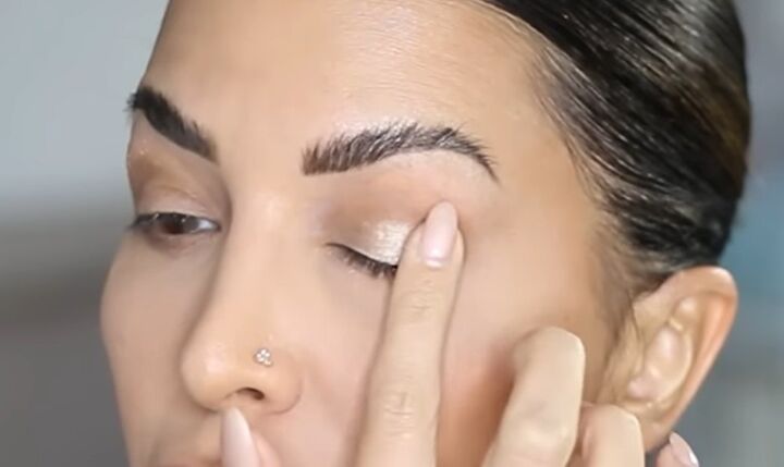 best clean girl makeup tutorial, Applying eyeshadow