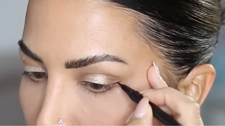 best clean girl makeup tutorial, Applying eyeliner