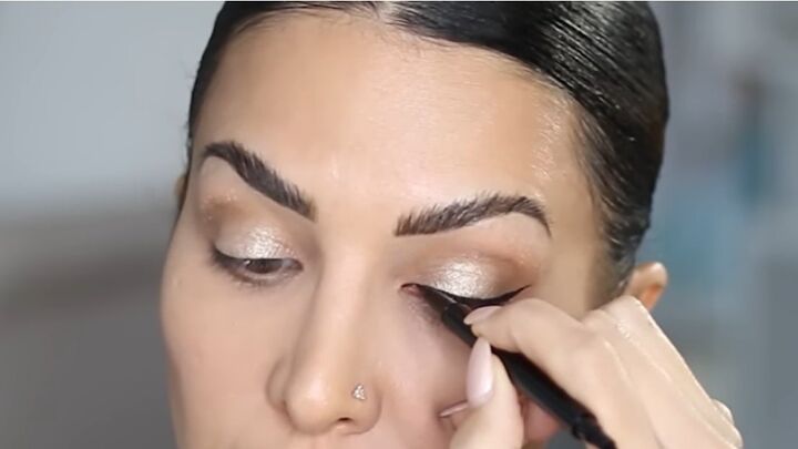 best clean girl makeup tutorial, Applying eyeliner
