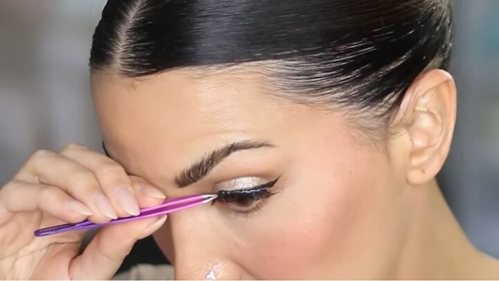 best clean girl makeup tutorial, Adding false eyelashes