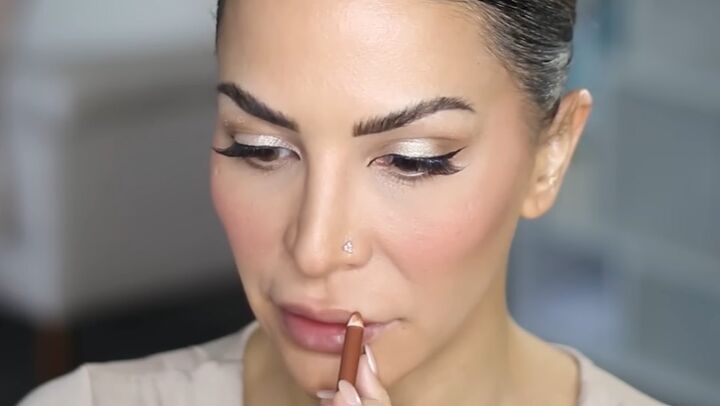 best clean girl makeup tutorial, Applying lip liner