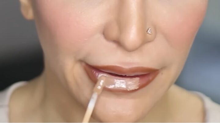 best clean girl makeup tutorial, Applying lip gloss