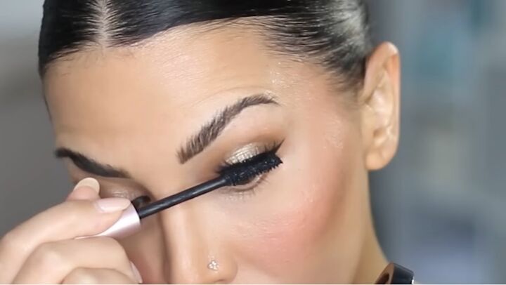best clean girl makeup tutorial, Adding mascara