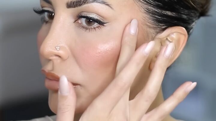 best clean girl makeup tutorial, Adding highlighter