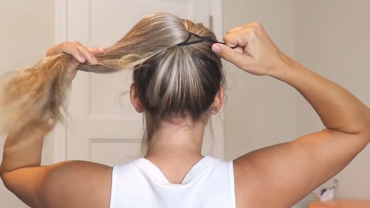super easy 1 minute hack for a voluminous ponytail, Tying hair