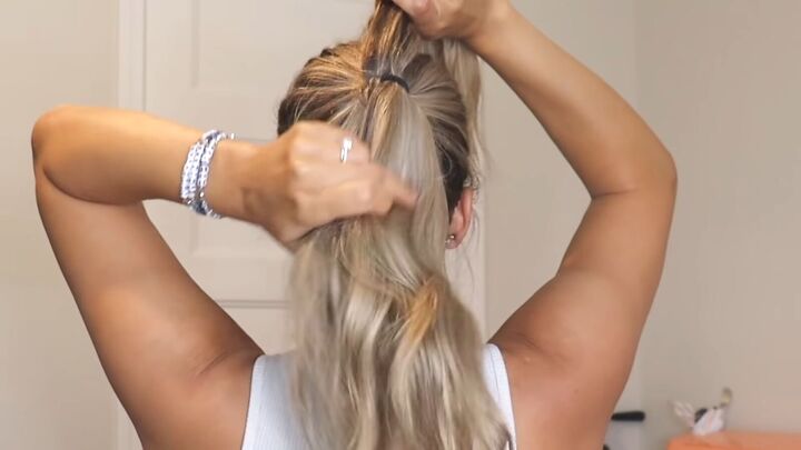 super easy 1 minute hack for a voluminous ponytail, Tightening