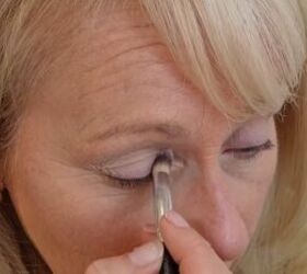 easy neutral makeup look for older women, Applying eyeshadow