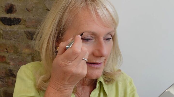 easy neutral makeup look for older women, Filling in brows