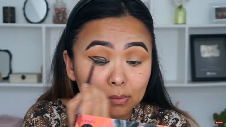 glam smokey cat eye makeup tutorial, Applying liquid liner