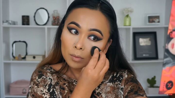 glam smokey cat eye makeup tutorial, Applying translucent powder