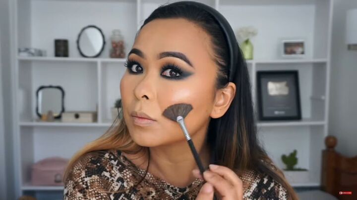 glam smokey cat eye makeup tutorial, Applying highlighter