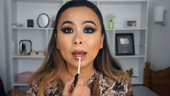 glam smokey cat eye makeup tutorial, Applying lip highlighter