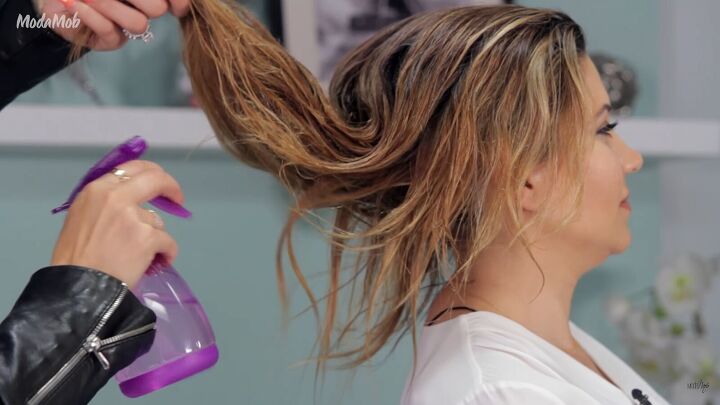 how to diy a super easy all natural hair detangler spray, Applying spray to tangled hair