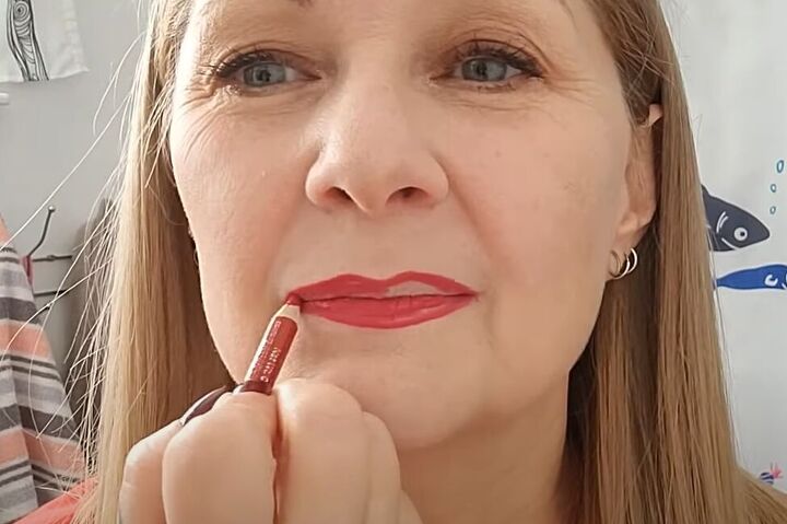 how to make lipstick last 9 easy steps, Filling lips in