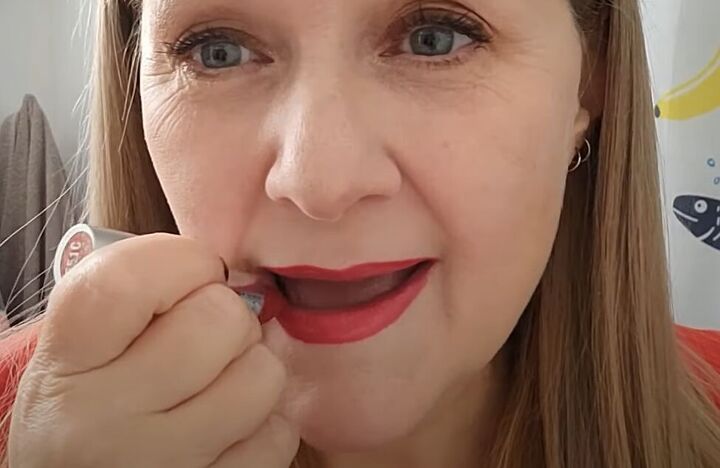 how to make lipstick last 9 easy steps, Applying lipstick