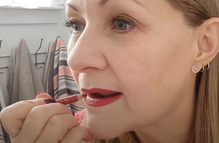 how to make lipstick last 9 easy steps, Reapplying lip liner