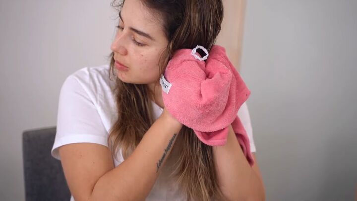 hair tutorial how to do an easy blowout at home, Scrunching hair with a microfiber towel