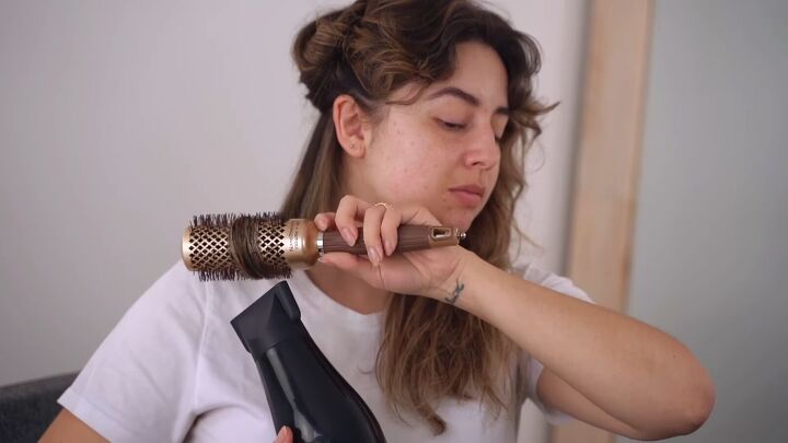 hair tutorial how to do an easy blowout at home, Blow drying hair