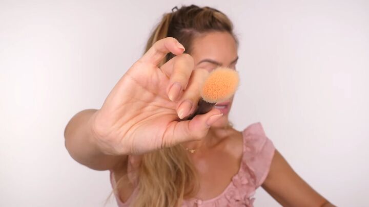 blush hack quick rosy cheeks makeup tutorial, Powder brush