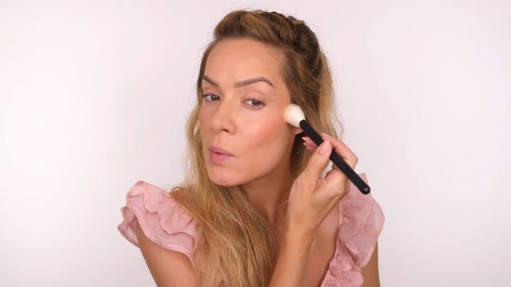 blush hack quick rosy cheeks makeup tutorial, Applying finishing powder