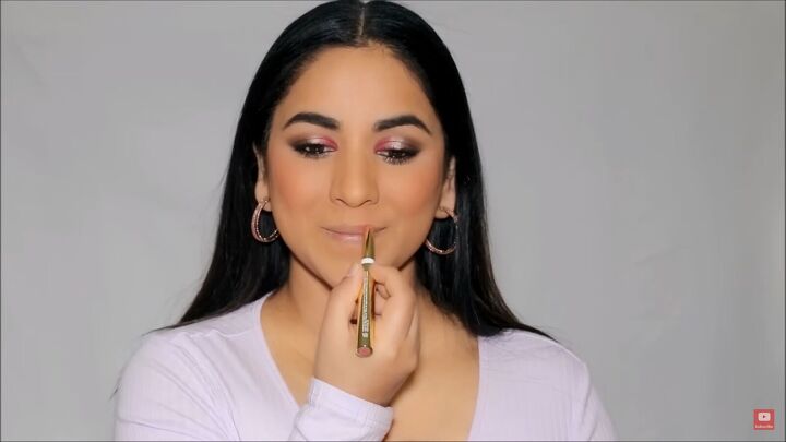create a glam eye makeup look using this easy v technique, Adding lipstick