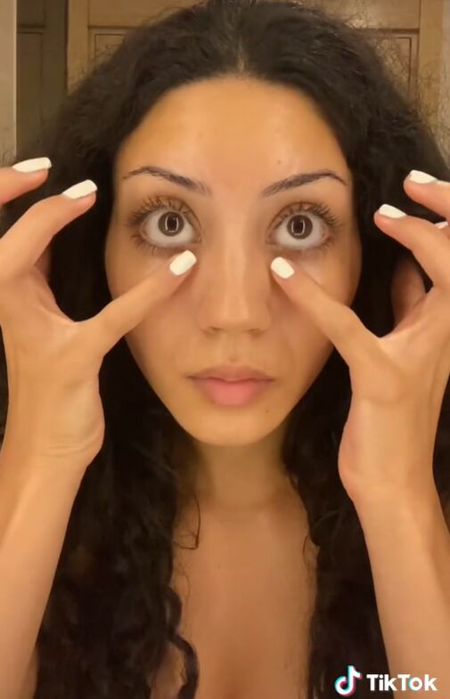 super easy sunscreen contouring tutorial, Applying sunscreen under eyes