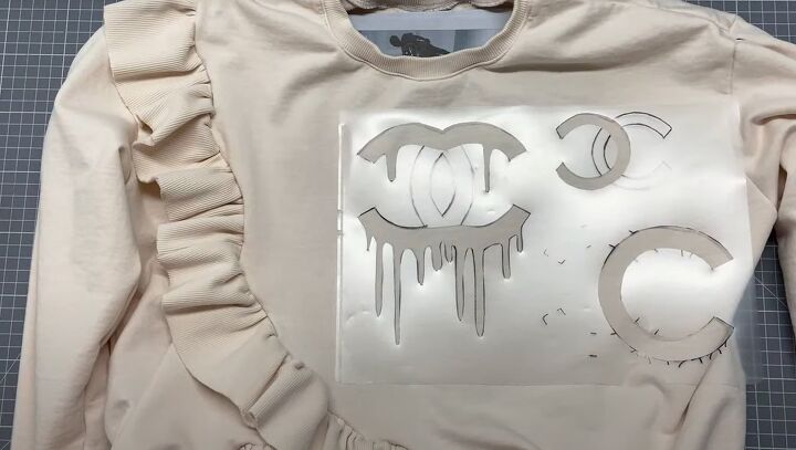 how to diy a cute chanel logo ruffle sweatshirt, Painting stencil