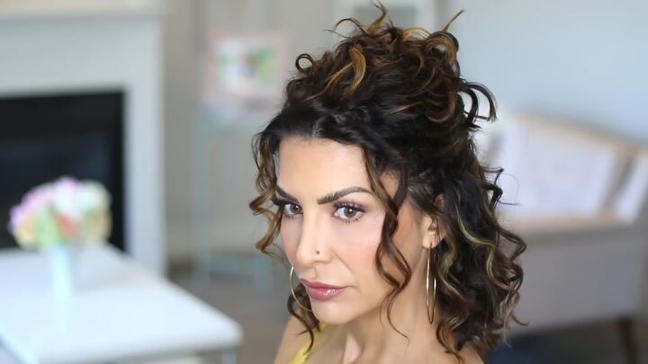 7 super cute claw clip hairstyle ideas for thin hair, Twisted half pony