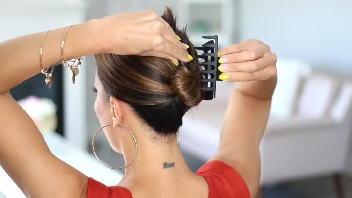 7 super cute claw clip hairstyle ideas for thin hair, Twisted bun updo