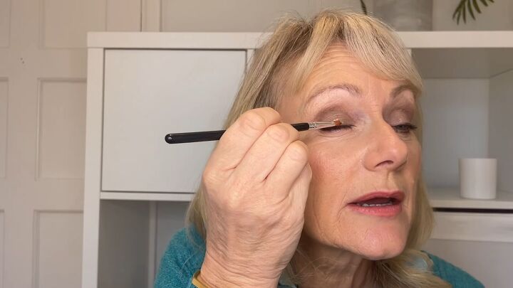 lifting makeup tutorial for mature skin, Adding lid color