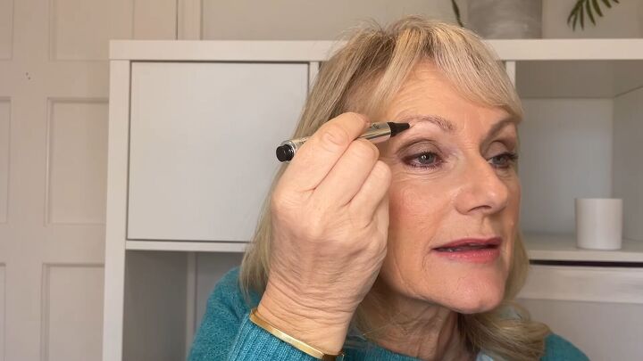 lifting makeup tutorial for mature skin, Applying eye highlighter