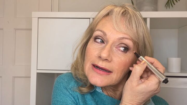 lifting makeup tutorial for mature skin, Applying highlight to cheekbones