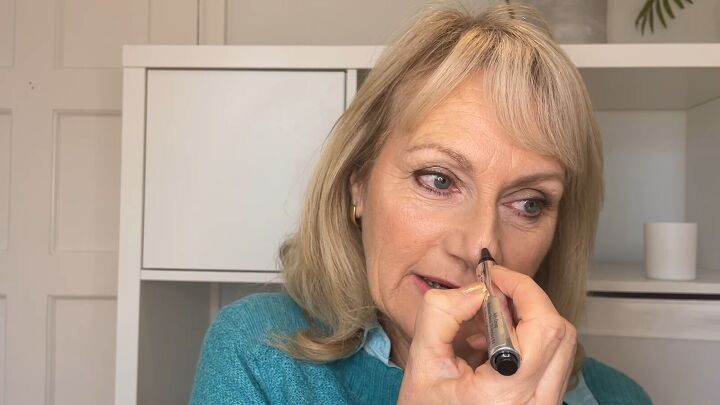 lifting makeup tutorial for mature skin, Applying highlight to nose
