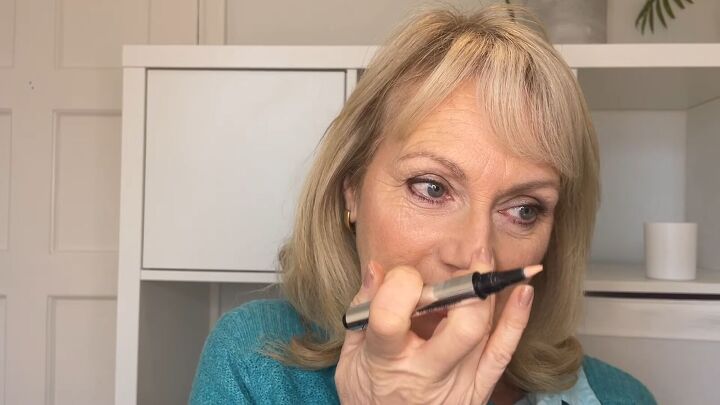 lifting makeup tutorial for mature skin, Applying highlight to nose