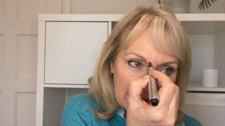 lifting makeup tutorial for mature skin, Using highlight pen on wrinkles