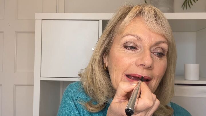 lifting makeup tutorial for mature skin, Highlighting cupid s bow