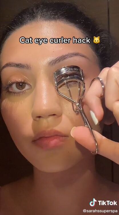 how to achieve sexy cat eye eyelashes, Curling lashes