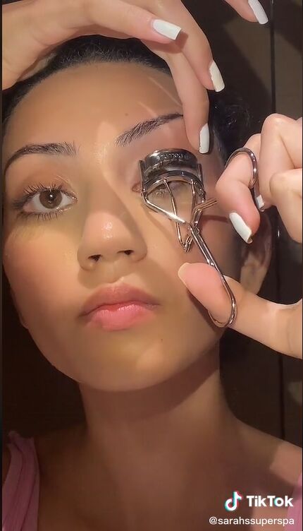 making a fierce cat eye – the lash curl Images High... How to Achieve Sexy Cat Eye Eyelashes | Upstyle