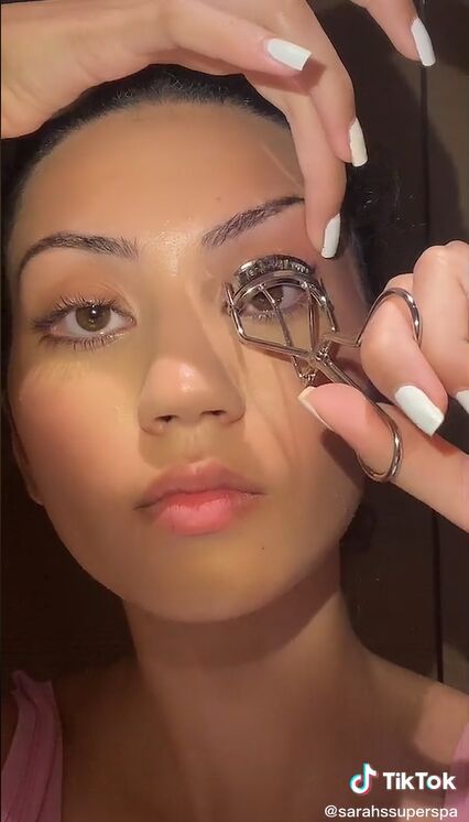 making a fierce cat eye – the lash curl Images High... How to Achieve Sexy Cat Eye Eyelashes | Upstyle