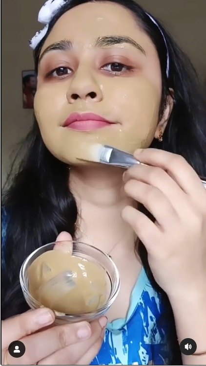 how to diy a simple acne spot treatment, Applying mixture to face