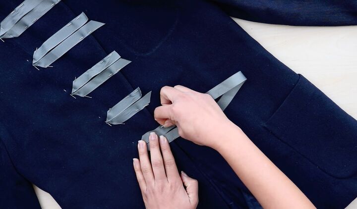 3 trendy upcycled blazer ideas, Pinning the ribbon