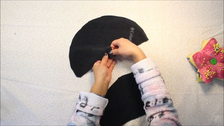 how to diy a super cozy fleece beret and bag set, Pinning to the hat