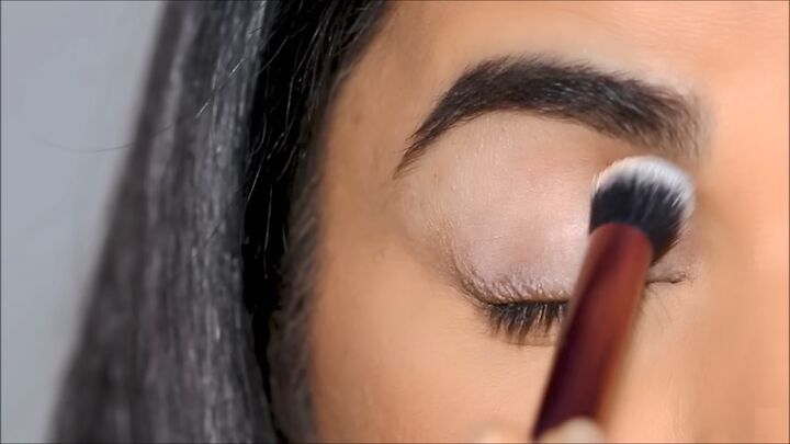 super easy winged eyeliner look for hooded eyes, Applying primer