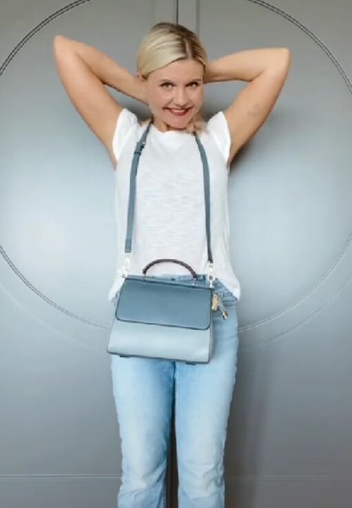 here s how to turn any purse into a backpack, Purse at front