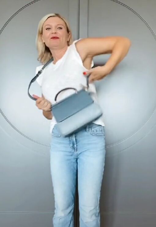 here s how to turn any purse into a backpack, Moving strap to back