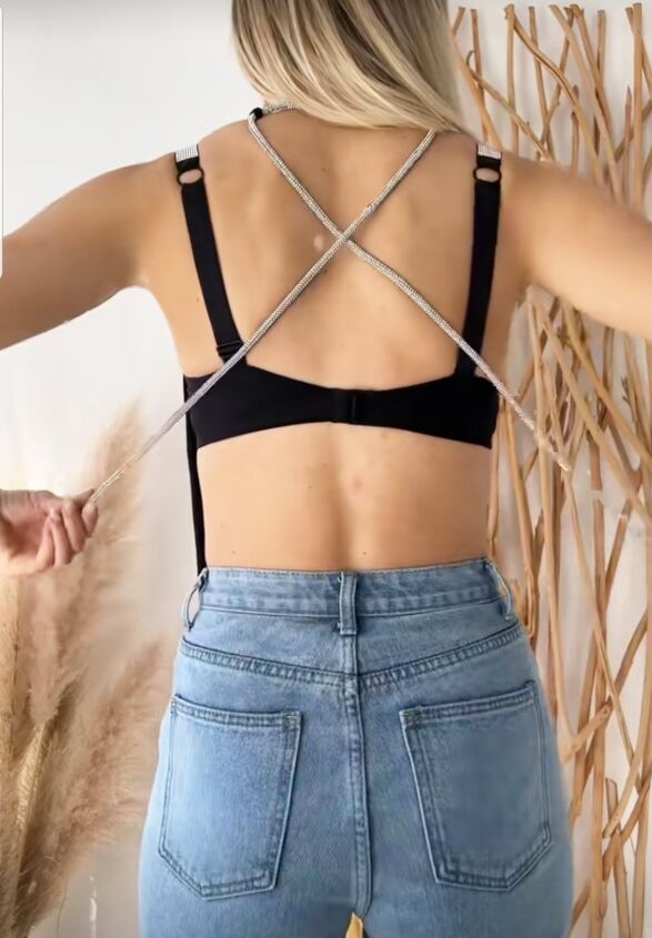 wow can t believe she did this with a plain black tank, Putting the rope over head