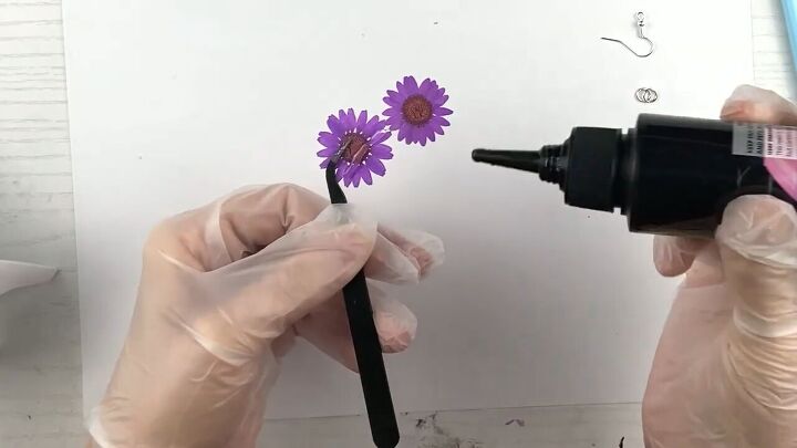 how to diy cute resin flower earrings, Applying UV resin