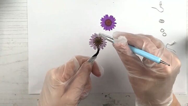 how to diy cute resin flower earrings, Adding resin