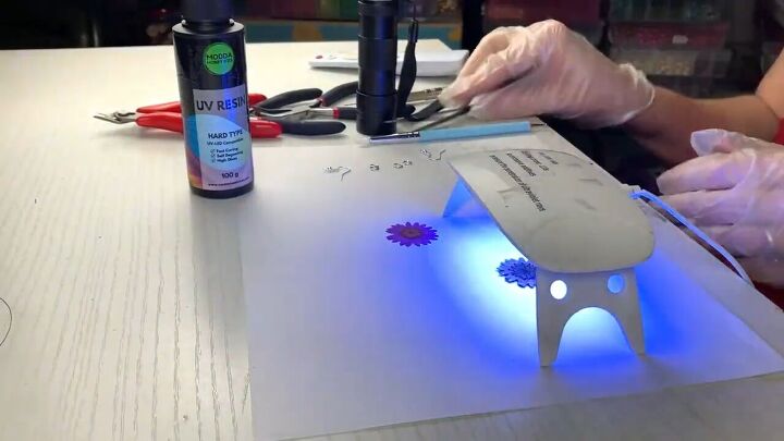how to diy cute resin flower earrings, UV light
