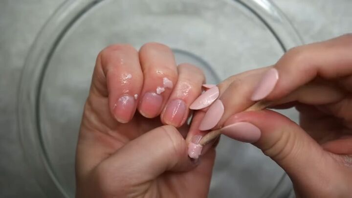 how to remove press on nails without damage, Loosening the press on nails